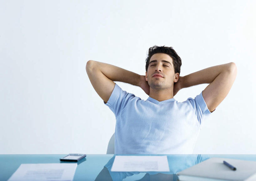 西方人,一个人,商务人士,商务男性,坐,闭眼,打电话,横图,室内,白天,正面,衬衫,桌子,电话,手机,欧洲,欧洲人,仅一个男性,仅一个人,套装,材料,档案,文件,办公桌,注视,通讯设备,仅一个年轻男性,资料,观察,看,观看,察看,双手抱头,关注,文档,商务装,工薪阶层,交流,男人,男性,年轻男性,白种人,白领,上班族,闭眼睛,闭着眼,闭着眼睛,沟通,通话,坐着,半身,彩图,衬衣