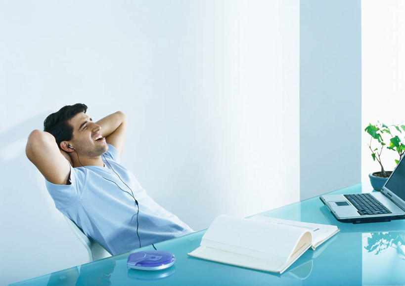 西方人,一个人,商务人士,商务男性,坐,闭眼,横图,室内,白天,侧面,衬衫,快乐,满意,幸福,电脑,笔记本电脑,植物,桌子,欧洲,欧洲人,仅一个男性,仅一个人,套装,网络,材料,档案,盆栽,文件,办公桌,盆景,音响,音乐,注视,娱乐,通讯设备,仅一个年轻男性,绿色,自然,耳机,资料,观察,看,享受,休闲,放松,生长,成长,观看,察看,双手抱头,无线,舒适,享乐,关注,文档,通信设备,商务装,无线网络,无线上网,便携式电脑,工薪阶层,手提电脑,男人,男性,年轻男性,白种人,白领,上班族,闭眼睛,闭着眼,闭着眼睛,坐着,半身,彩图,衬衣