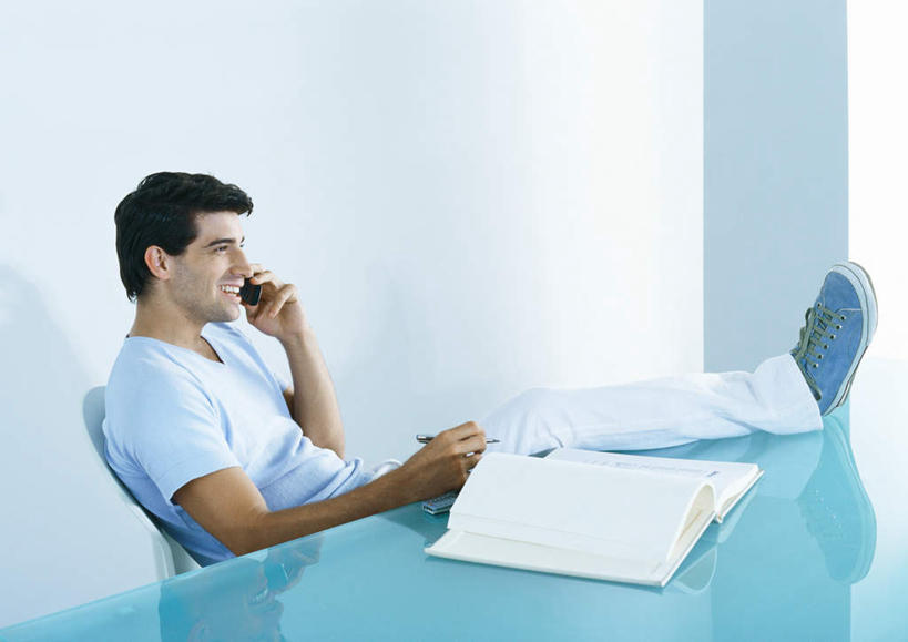 西方人,一个人,商务人士,商务男性,坐,打电话,横图,室内,白天,正面,衬衫,桌子,电话,手机,欧洲,欧洲人,仅一个男性,仅一个人,套装,办公桌,记事本,拿,拿着,注视,通讯设备,仅一个年轻男性,本子,笔记本,观察,看,观看,察看,关注,商务装,工薪阶层,交流,男人,男性,年轻男性,白种人,白领,上班族,沟通,通话,坐着,半身,彩图,衬衣