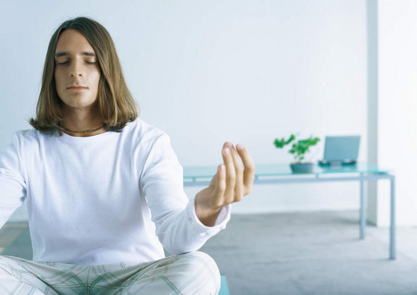 西方人,一个人,坐,盘腿,横图,室内,白天,正面,锻炼,瑜伽,运动,电脑,笔记本电脑,植物,桌子,欧洲,欧洲人,仅一个男性,仅一个人,网络,盆栽,办公桌,盆景,注视,通讯设备,仅一个年轻男性,绿色,自然,观察,看,养生,生长,成长,观看,察看,无线,关注,通信设备,无线网络,无线上网,便携式电脑,体育,手提电脑,男人,男性,年轻男性,白种人,盘腿而坐,盘膝,盘着腿的,盘着腿坐,双腿交叉,坐着,半身,彩图,健身