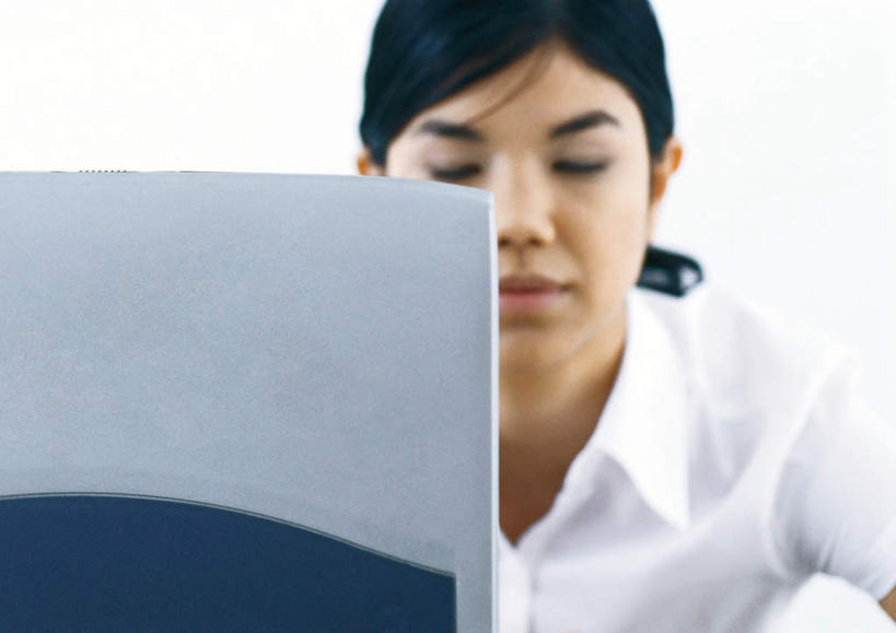 东方人,一个人,坐,闭眼,横图,室内,白天,白色背景,正面,电脑,笔记本电脑,亚洲,仅一个年轻女性,仅一个女性,仅一个人,朦胧,模糊,网络,注视,黄种人,通讯设备,观察,看,摄影,影棚,观看,察看,无线,关注,通信设备,无线网络,无线上网,便携式电脑,手提电脑,年轻女性,女人,女性,亚洲人,闭眼睛,闭着眼,闭着眼睛,坐着,半身,彩图,影棚拍摄,拍摄