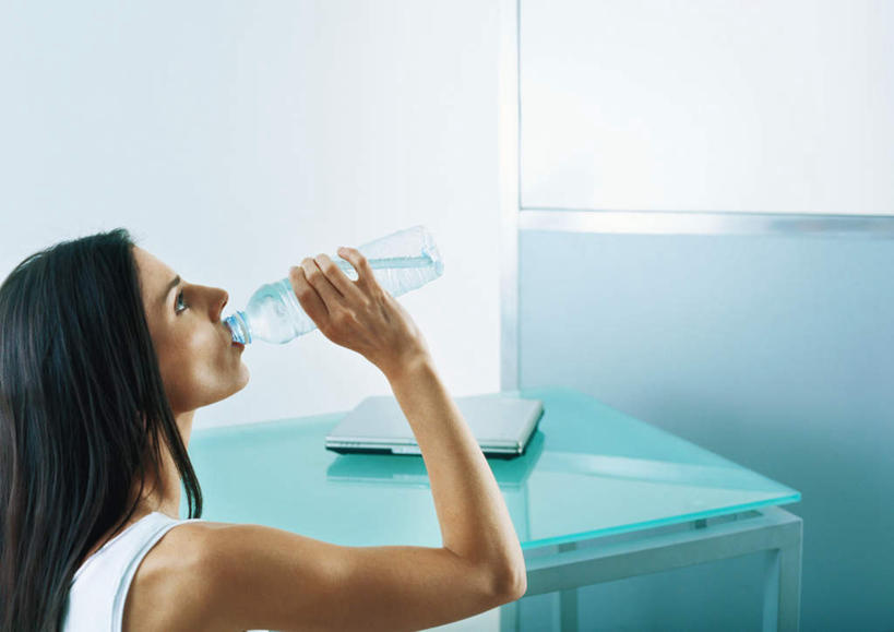 西方人,一个人,站,横图,室内,白天,白色背景,侧面,电脑,笔记本电脑,桌子,欧洲,欧洲人,仅一个年轻女性,仅一个女性,仅一个人,喝,网络,办公桌,拿,拿着,注视,通讯设备,瓶子,塑料制品,观察,看,站着,塑料瓶,摄影,影棚,观看,察看,无线,关注,通信设备,无线网络,无线上网,便携式电脑,手提电脑,年轻女性,女人,女性,白种人,站立,半身,彩图,影棚拍摄,拍摄