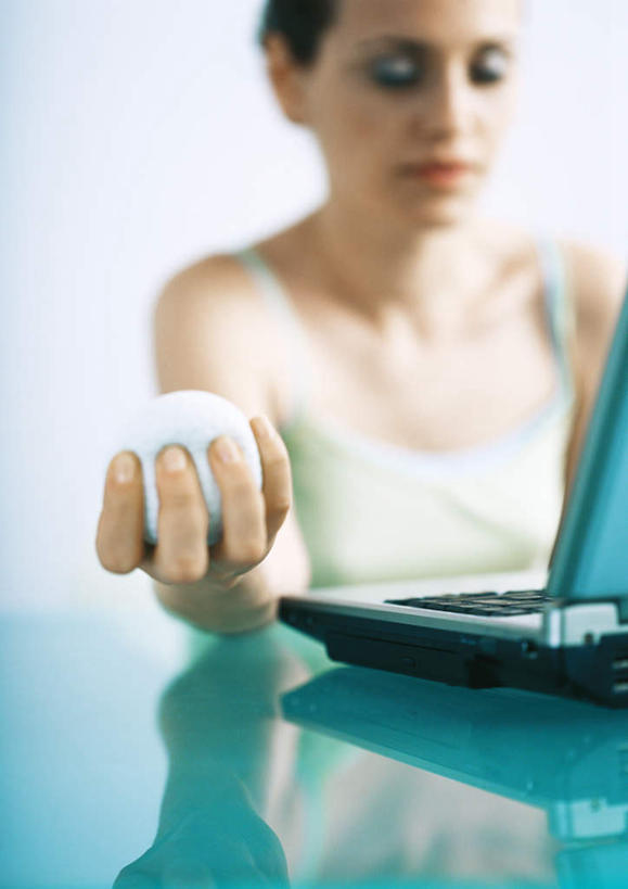 西方人,手,一个人,坐,竖图,室内,特写,白天,白色背景,正面,电脑,笔记本电脑,桌子,欧洲,欧洲人,仅一个年轻女性,仅一个女性,仅一个人,握,朦胧,模糊,网络,办公桌,注视,通讯设备,球,一个,观察,看,球体,手部,握着,摄影,影棚,单个,观看,察看,无线,关注,通信设备,无线网络,无线上网,便携式电脑,手提电脑,年轻女性,女人,女性,白种人,坐着,半身,彩图,影棚拍摄,拍摄