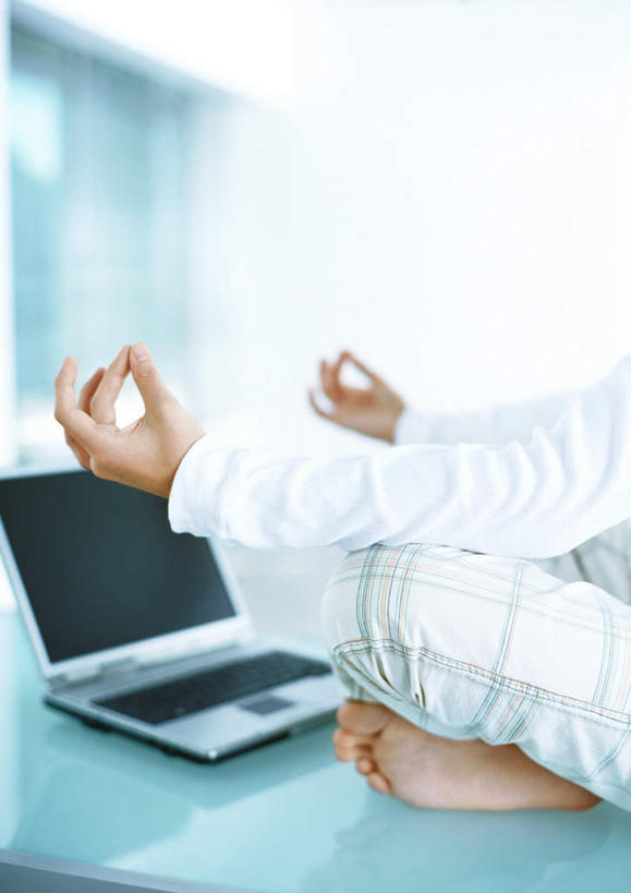 西方人,手,一个人,坐,盘腿,竖图,俯视,室内,特写,白天,白色背景,锻炼,瑜伽,运动,电脑,笔记本电脑,桌子,欧洲,欧洲人,仅一个男性,仅一个人,朦胧,模糊,网络,办公桌,注视,通讯设备,仅一个年轻男性,观察,看,手部,养生,摄影,影棚,观看,察看,无线,关注,通信设备,无线网络,无线上网,便携式电脑,体育,手提电脑,男人,男性,年轻男性,白种人,盘腿而坐,盘膝,盘着腿的,盘着腿坐,双腿交叉,坐着,半身,彩图,高角度拍摄,影棚拍摄,健身,拍摄