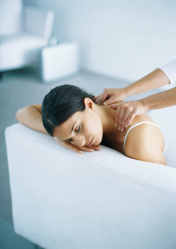 西方人,两个人,站,坐,摸,竖图,俯视,室内,白天,白色背景,按摩,沙发,欧洲,欧洲人,抚摸,朦胧,模糊,注视,观察,看,站着,摄影,影棚,观看,察看,关注,布艺沙发,指压,男人,男性,年轻男性,年轻女性,女人,女性,白种人,触摸,接触,站立,坐着,半身,彩图,高角度拍摄,影棚拍摄,推拿,拍摄