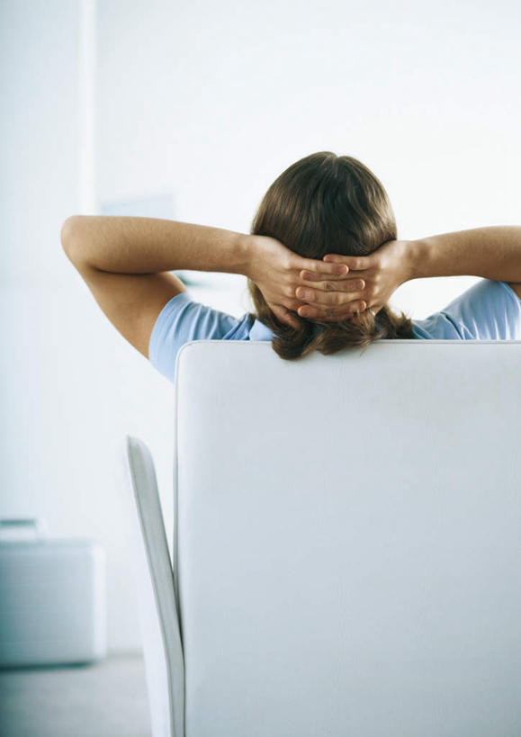 西方人,一个人,坐,竖图,室内,白天,白色背景,沙发,欧洲,欧洲人,仅一个男性,仅一个人,注视,仅一个年轻男性,背面,观察,看,摄影,影棚,观看,察看,双手抱头,关注,布艺沙发,男人,男性,年轻男性,白种人,坐着,半身,彩图,影棚拍摄,拍摄