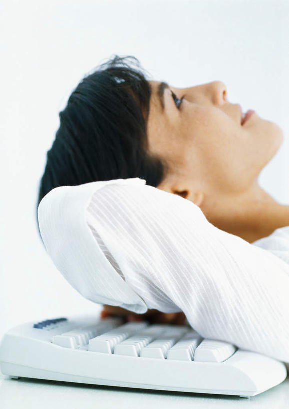 西方人,脸,头,脸颊,一个人,躺,竖图,室内,特写,白天,白色背景,正面,键盘,桌子,欧洲,欧洲人,仅一个年轻女性,仅一个女性,仅一个人,办公桌,输入设备,通讯设备,摄影,影棚,双手抱头,通信设备,年轻女性,女人,女性,白种人,头部,脸部,脸蛋,面部,躺着,半身,彩图,影棚拍摄,拍摄