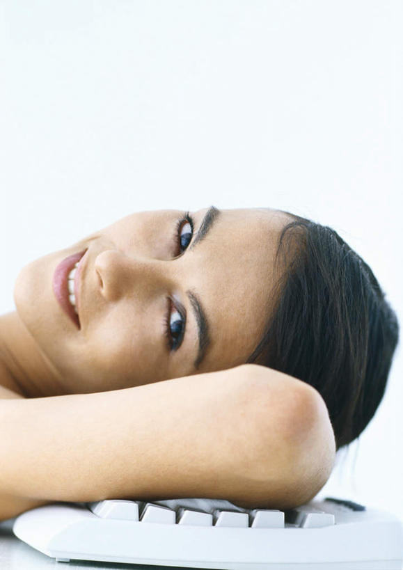 西方人,脸,头,脸颊,一个人,躺,笑,微笑,露齿笑,竖图,俯视,室内,特写,白天,白色背景,键盘,桌子,欧洲,欧洲人,仅一个年轻女性,仅一个女性,仅一个人,办公桌,输入设备,通讯设备,摄影,影棚,双手抱头,通信设备,年轻女性,女人,女性,白种人,头部,脸部,脸蛋,面部,躺着,半身,彩图,高角度拍摄,影棚拍摄,拍摄