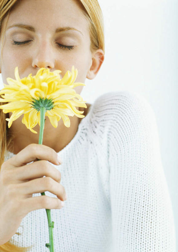 西方人,一个人,站,闭眼,竖图,室内,特写,白天,正面,植物,欧洲,欧洲人,仅一个年轻女性,仅一个女性,仅一个人,盛开,拿,拿着,注视,花,花瓣,花朵,花卉,鲜花,一朵,黄色,花蕊,观察,看,站着,菊花,观看,察看,关注,年轻女性,女人,女性,白种人,闭眼睛,闭着眼,闭着眼睛,站立,半身,彩图
