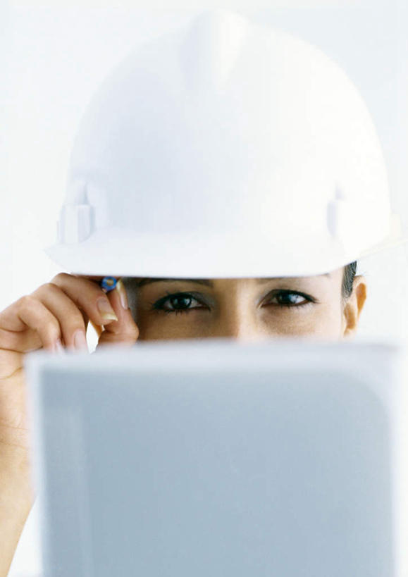 西方人,一个人,工程师,建筑工人,建筑师,站,竖图,室内,白天,正面,帽子,欧洲,欧洲人,仅一个年轻女性,仅一个女性,仅一个人,头盔,图纸,设计图,拿,拿着,注视,安全帽,观察,看,站着,观看,察看,关注,工程图,草图,蓝图,年轻女性,女人,女性,白种人,设计,技师,建筑工,建筑设计师,站立,半身,彩图