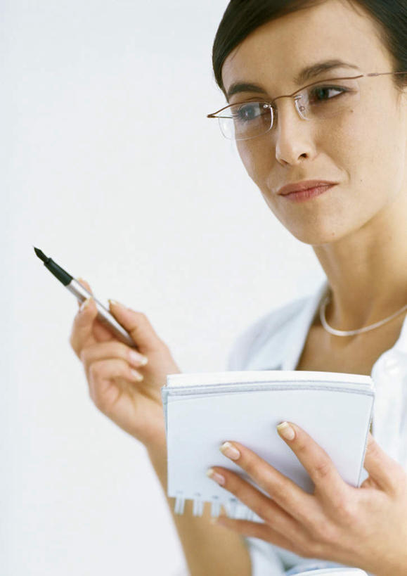 西方人,一个人,商务人士,商务女性,站,竖图,室内,白天,白色背景,正面,衬衫,欧洲,欧洲人,仅一个年轻女性,仅一个女性,仅一个人,套装,笔,眼镜,办公用品,记事本,圆珠笔,拿,拿着,注视,文具,本子,笔记本,学习用品,观察,看,站着,摄影,影棚,观看,文具用品,察看,关注,商务装,近视眼镜,工薪阶层,年轻女性,白种人,年轻人,白领,上班族,站立,半身,彩图,影棚拍摄,衬衣,拍摄