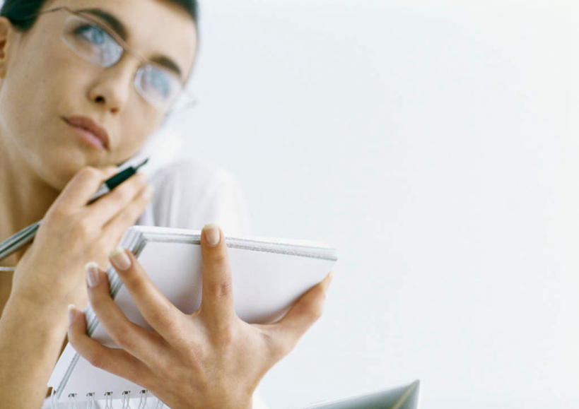 西方人,一个人,商务人士,商务女性,站,横图,室内,白天,白色背景,正面,衬衫,欧洲,欧洲人,仅一个年轻女性,仅一个女性,仅一个人,套装,笔,办公用品,钢笔,记事本,拿,拿着,注视,文具,本子,笔记本,学习用品,观察,看,站着,摄影,影棚,观看,文具用品,察看,关注,商务装,工薪阶层,年轻女性,白种人,年轻人,白领,上班族,站立,半身,彩图,影棚拍摄,衬衣,拍摄