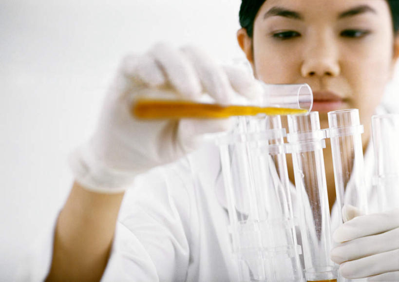 西方人,一个人,科学家,站,横图,室内,特写,白天,白色背景,正面,实验,欧洲,欧洲人,仅一个男性,仅一个人,倒,朦胧,模糊,研究,分析,化学,测试,试管,试管架,液体,注视,架子,玻璃制品,仅一个年轻男性,黄色,观察,看,站着,摄影,影棚,观看,察看,关注,科学研究者,试验耗材,实验用品,男人,男性,年轻男性,白种人,科学工作者,站立,半身,彩图,影棚拍摄,拍摄