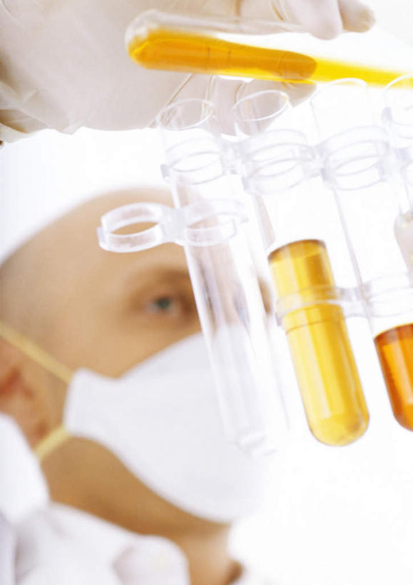 西方人,一个人,科学家,站,竖图,室内,特写,白天,白色背景,仰视,实验,欧洲,欧洲人,仅一个男性,仅一个人,倒,朦胧,模糊,研究,分离,分析,化学,测试,试管,试管架,液体,过滤,分开,注视,架子,玻璃制品,仅一个年轻男性,黄色,口罩,观察,看,站着,隔断,遮掩,摄影,影棚,观看,隔离,察看,卫生,掩盖,遮挡,关注,净化,间隔,预防,遮盖,防尘,科学研究者,试验耗材,实验用品,掩饰,断绝,隔开,屏蔽,屏绝,远离,中断,阻遏,阻隔,男人,男性,年轻男性,白种人,科学工作者,站立,半身,彩图,低角度拍摄,影棚拍摄,拍摄