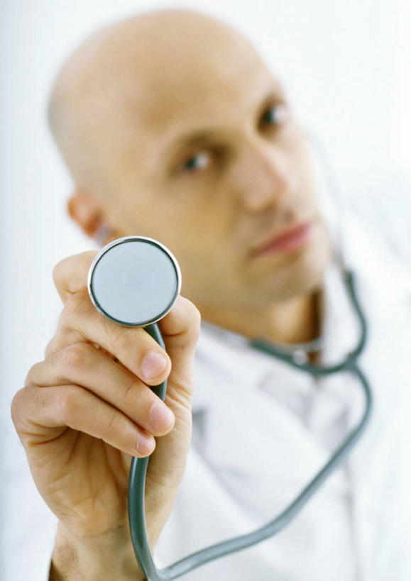 西方人,一个人,医生,站,竖图,俯视,室内,白天,白色背景,欧洲,欧洲人,仅一个男性,仅一个人,朦胧,模糊,拿,拿着,注视,仅一个年轻男性,听诊器,观察,看,站着,医护人员,医疗人员,摄影,影棚,观看,察看,医疗设备,白大褂,关注,男人,男性,年轻男性,白种人,大夫,站立,半身,彩图,高角度拍摄,影棚拍摄,拍摄