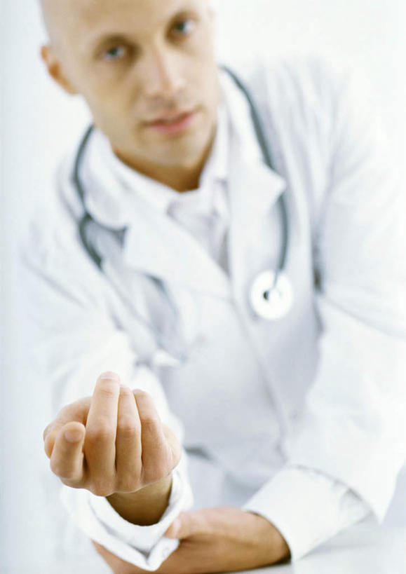 西方人,一个人,医生,站,竖图,室内,白天,白色背景,正面,欧洲,欧洲人,仅一个男性,仅一个人,拿,拿着,注视,仅一个年轻男性,听诊器,观察,看,站着,医护人员,医疗人员,摄影,影棚,观看,察看,医疗设备,白大褂,关注,男人,男性,年轻男性,白种人,大夫,绷带,站立,半身,彩图,影棚拍摄,拍摄