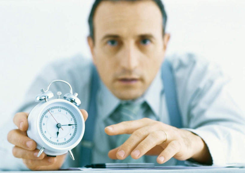 西方人,一个人,商务人士,商务男性,坐,横图,室内,白天,白色背景,正面,衬衫,桌子,闹钟,欧洲,欧洲人,仅一个男性,仅一个人,套装,朦胧,模糊,时间,材料,档案,时钟,文件,办公桌,领带,拿,计时,拿着,注视,仅一个年轻男性,资料,钟表,观察,看,表,摄影,影棚,观看,察看,关注,文档,商务装,工薪阶层,年轻男性,白种人,年轻人,白领,上班族,钟,坐着,半身,彩图,影棚拍摄,衬衣,拍摄