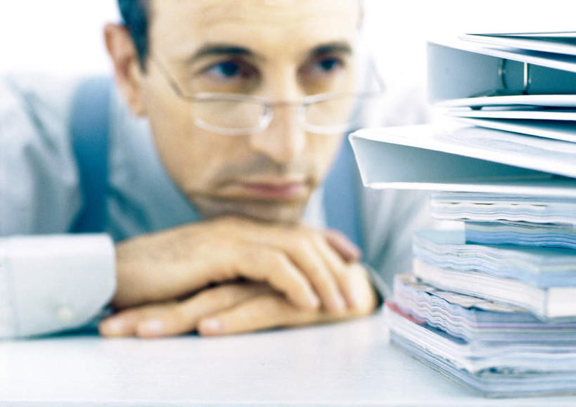 西方人,一个人,商务人士,商务男性,坐,双手交叉,横图,室内,特写,白天,正面,衬衫,桌子,欧洲,欧洲人,仅一个男性,仅一个人,一堆,堆叠,堆积,套装,材料,档案,文件,眼镜,办公桌,领带,注视,仅一个年轻男性,资料,观察,看,观看,堆,察看,双手抱胸,关注,文档,商务装,近视眼镜,工薪阶层,年轻男性,白种人,年轻人,白领,上班族,坐着,半身,彩图,衬衣