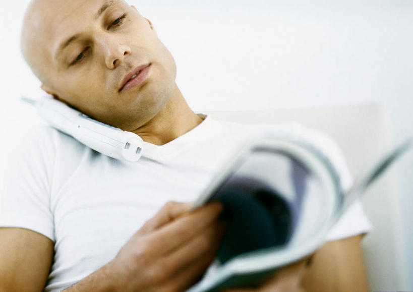 西方人,一个人,坐,打电话,横图,室内,白天,白色背景,正面,看书,阅读,电话,书籍,欧洲,欧洲人,仅一个男性,仅一个人,学习,朦胧,模糊,拿,拿着,注视,通讯设备,仅一个年轻男性,话筒,书本,观察,看,电话线,读书,浏览,摄影,影棚,观看,察看,关注,交流,男人,男性,年轻男性,白种人,电话机,书,图书,沟通,通话,坐着,半身,彩图,影棚拍摄,拍摄