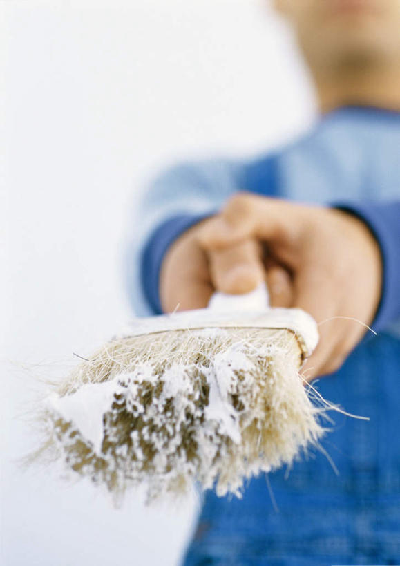 西方人,一个人,机修工,站,竖图,俯视,室内,特写,白天,白色背景,装修,欧洲,欧洲人,仅一个男性,仅一个人,朦胧,模糊,拿,拿着,注视,装潢,工人,仅一个年轻男性,粉刷,刷子,观察,看,站着,摄影,影棚,观看,油漆,单手,涂料,察看,关注,男人,男性,年轻男性,白种人,机械师,机修工人,站立,半身,彩图,高角度拍摄,影棚拍摄,拍摄