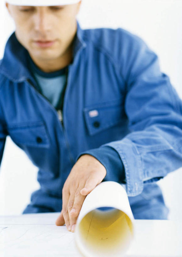 西方人,一个人,工程师,建筑工人,建筑师,站,竖图,室内,白天,白色背景,正面,欧洲,欧洲人,仅一个男性,仅一个人,朦胧,模糊,图纸,设计图,注视,仅一个年轻男性,观察,看,站着,摄影,影棚,观看,察看,关注,工程图,草图,蓝图,男人,男性,年轻男性,白种人,设计,技师,建筑工,建筑设计师,站立,半身,彩图,影棚拍摄,拍摄