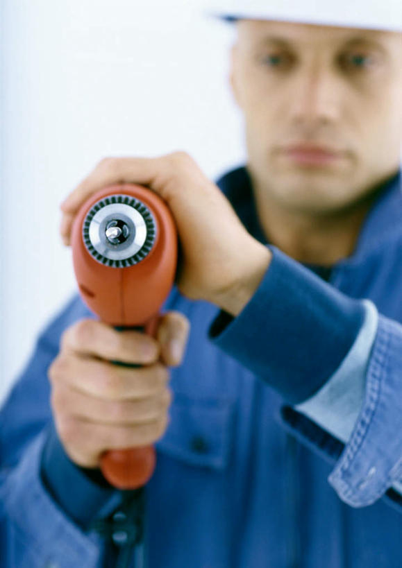 西方人,一个人,机修工,站,竖图,室内,特写,白天,白色背景,正面,帽子,欧洲,欧洲人,仅一个男性,仅一个人,朦胧,模糊,头盔,拿,拿着,注视,工人,仅一个年轻男性,安全帽,观察,看,站着,摄影,影棚,观看,电钻,察看,关注,手电钻,电动工具,男人,男性,年轻男性,白种人,机械师,机修工人,站立,半身,彩图,影棚拍摄,拍摄