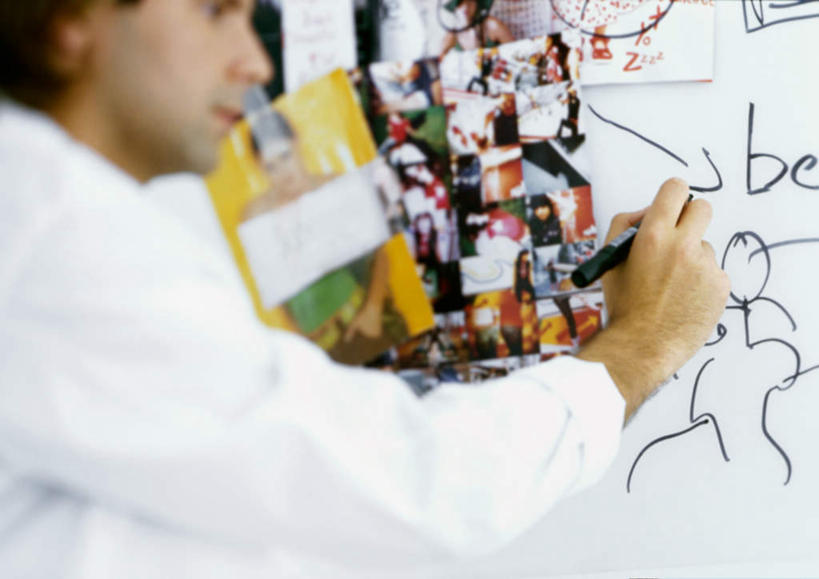 西方人,一个人,商务人士,商务男性,站,横图,照片,室内,白天,衬衫,欧洲,欧洲人,仅一个男性,仅一个人,握,套装,笔,标志,文字,字符,字母,办公用品,领带,注视,标识,水笔,文具,仅一个年轻男性,背面,白板,学习用品,观察,看,站着,握着,摄影,观看,英文字母,文具用品,察看,关注,商务装,记录板,工薪阶层,记事板,年轻男性,白种人,年轻人,白领,上班族,相片,站立,半身,彩图,衬衣,拍摄,照相