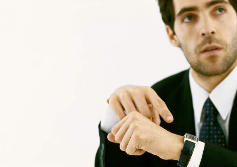 西方人,一个人,商务人士,商务男性,站,横图,室内,特写,白天,白色背景,正面,衬衫,欧洲,欧洲人,仅一个男性,仅一个人,指,套装,时间,时钟,手表,领带,计时,注视,方向,仅一个年轻男性,钟表,观察,看,手势,站着,表,摄影,影棚,观看,腕表,察看,指向,关注,商务装,工薪阶层,年轻男性,白种人,年轻人,白领,上班族,钟,站立,半身,彩图,影棚拍摄,衬衣,拍摄