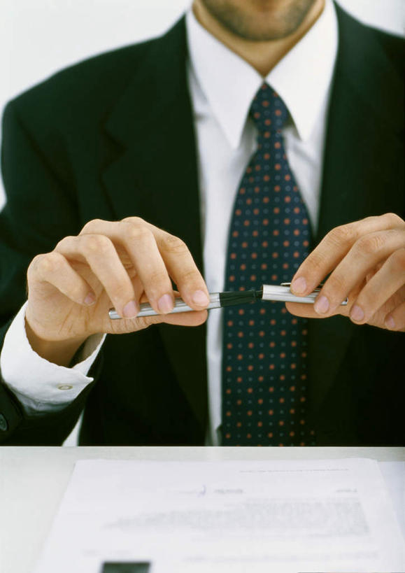 西方人,一个人,商务人士,商务男性,坐,竖图,室内,特写,白天,正面,衬衫,桌子,欧洲,欧洲人,仅一个男性,仅一个人,套装,笔,办公桌,办公用品,钢笔,领带,拿,拿着,注视,文具,仅一个年轻男性,学习用品,观察,看,观看,文具用品,察看,关注,商务装,工薪阶层,年轻男性,白种人,年轻人,白领,上班族,坐着,半身,彩图,衬衣