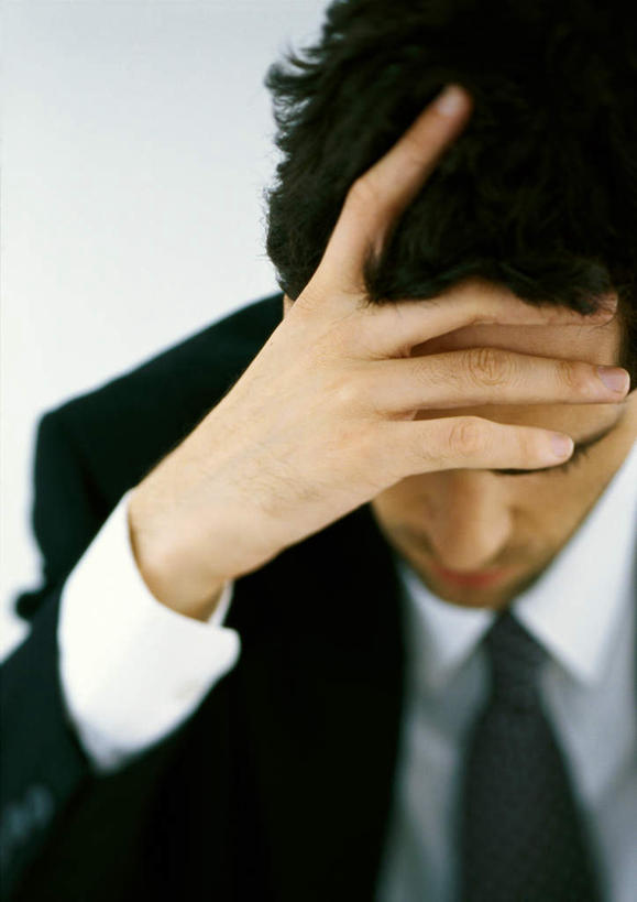 西方人,一个人,商务人士,商务男性,坐,竖图,室内,特写,白天,正面,衬衫,欧洲,欧洲人,仅一个男性,仅一个人,撑,套装,领带,注视,仅一个年轻男性,观察,看,观看,察看,撑着,关注,商务装,工薪阶层,年轻男性,白种人,年轻人,白领,上班族,坐着,半身,彩图,衬衣