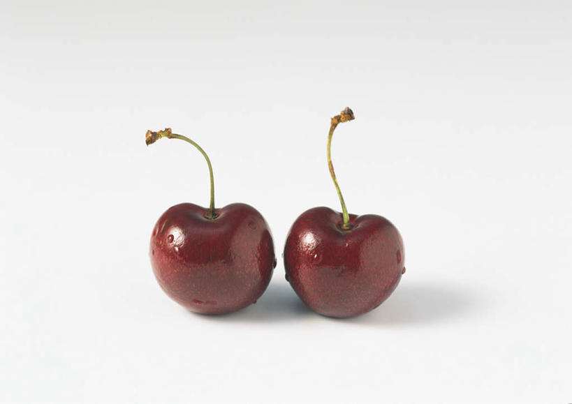 无人,横图,俯视,室内,特写,白天,白色背景,餐桌,桌子,樱桃,水果,新鲜,水滴,生食,食品,果实,水珠,食物,两个,红色,摄影,有机食品,绿色食品,影棚,餐台,樱珠,莺桃,英桃,楔桃,牛桃,荆桃,彩图,高角度拍摄,影棚拍摄,拍摄