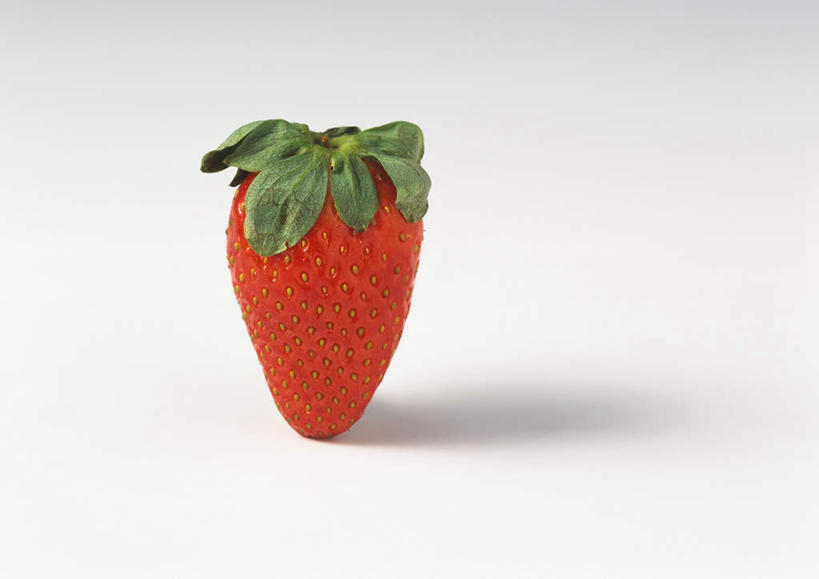 无人,横图,俯视,室内,特写,白天,白色背景,餐桌,桌子,草莓,浆果,水果,阴影,新鲜,反射,影子,生食,食品,果实,食物,一个,红色,摄影,有机食品,绿色食品,影棚,单个,餐台,洋莓,水果皇后,红莓,地莓,彩图,高角度拍摄,影棚拍摄,拍摄