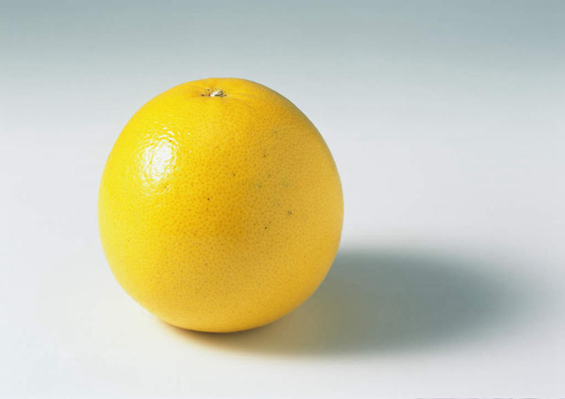 无人,横图,俯视,室内,特写,白天,白色背景,餐桌,桌子,水果,阴影,新鲜,反射,影子,生食,食品,果实,葡萄柚,食物,一个,黄色,西柚,摄影,有机食品,绿色食品,影棚,单个,餐台,朱栾,彩图,高角度拍摄,影棚拍摄,拍摄