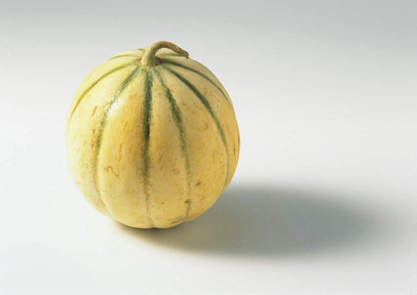 无人,横图,俯视,室内,特写,白天,白色背景,餐桌,桌子,水果,阴影,新鲜,反射,影子,哈密瓜,生食,食品,果实,甜瓜,食物,一个,摄影,有机食品,绿色食品,影棚,单个,餐台,网纹瓜,甘瓜,彩图,高角度拍摄,影棚拍摄,拍摄