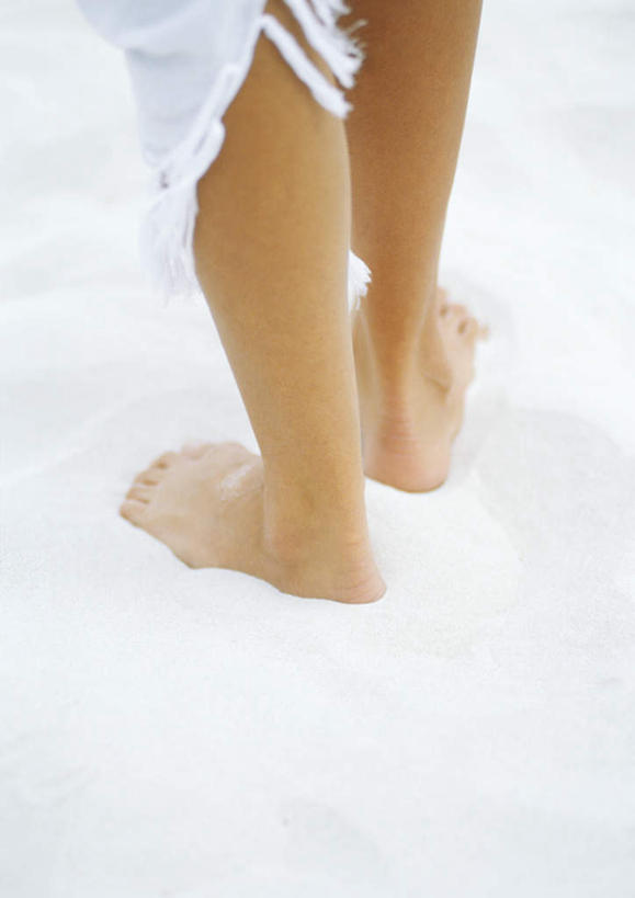 西方人,腿部,脚,脚趾,脚趾甲,腿,一个人,站,竖图,俯视,室外,特写,白天,沙滩,欧洲,欧洲人,仅一个年轻女性,仅一个女性,仅一个人,沙子,海岸,沙地,注视,观察,看,站着,赤脚,观看,察看,关注,年轻女性,女人,女性,白种人,脚指甲,海滩,站立,半身,彩图,高角度拍摄