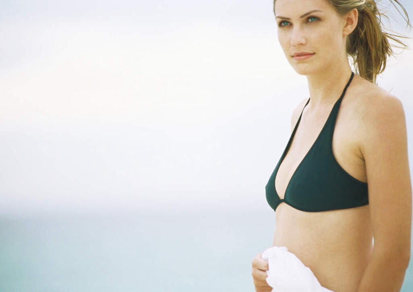 西方人,一个人,站,横图,室外,特写,白天,正面,泳装,比基尼,海浪,海洋,美景,欧洲,欧洲人,仅一个年轻女性,仅一个女性,仅一个人,朦胧,模糊,景观,浪花,云,云朵,拿,云彩,拿着,注视,蓝色,白云,蓝天,天空,自然,海水,毛巾,天,观察,看,站着,景色,观看,察看,关注,自然风光,海景,年轻女性,女人,女性,白种人,大海,风浪,海,海水的波动,近岸浪,涌浪,站立,半身,彩图,三点式,泳衣