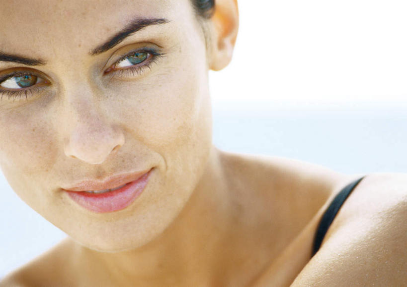 西方人,一个人,站,笑,微笑,横图,室外,特写,白天,正面,泳装,比基尼,海浪,海洋,欧洲,欧洲人,仅一个年轻女性,仅一个女性,仅一个人,浪花,云,云朵,云彩,注视,蓝色,白云,蓝天,天空,海水,天,观察,看,站着,观看,察看,关注,海景,年轻女性,女人,女性,白种人,大海,风浪,海,海水的波动,近岸浪,涌浪,站立,半身,彩图,三点式,泳衣