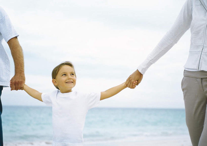 西方人,儿童,三个人,家庭,母亲,父亲,儿子,站,握手,横图,室外,白天,正面,旅游,度假,纯洁,海浪,海洋,美景,欧洲,欧洲人,景观,浪花,水平线,云,云朵,海平线,云彩,注视,娱乐,小孩,蓝色,白云,蓝天,天空,自然,海水,天,观察,看,站着,享受,休闲,温暖,温馨,父子,母子,三口之家,一家人,景色,放松,父爱,可爱,母爱,童年,童趣,观看,和睦,察看,关注,自然风光,海景,童真,烂漫,无邪,天真,男孩,男人,男性,年轻男性,年轻女性,女人,女性,白种人,孩子,年轻人,大海,风浪,海,海水的波动,近岸浪,涌浪,搀手,拉手,手拉手,手握手,抬头,仰头,站立,半身,彩图,融洽,男生