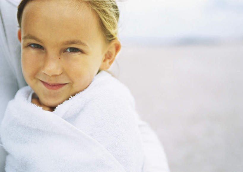 西方人,儿童,两个人,家庭,母亲,女儿,站,笑,微笑,横图,室外,特写,白天,正面,旅游,度假,纯洁,海浪,海洋,美景,沙滩,欧洲,欧洲人,朦胧,模糊,沙子,海岸,景观,浪花,沙地,注视,娱乐,小孩,自然,海水,毛巾,观察,看,站着,享受,休闲,温暖,温馨,母女,一家人,景色,放松,可爱,母爱,童年,童趣,观看,和睦,察看,关注,自然风光,海景,童真,烂漫,无邪,天真,年轻女性,女孩,女人,女性,白种人,孩子,年轻人,大海,风浪,海,海水的波动,海滩,近岸浪,涌浪,站立,半身,彩图,融洽,女生