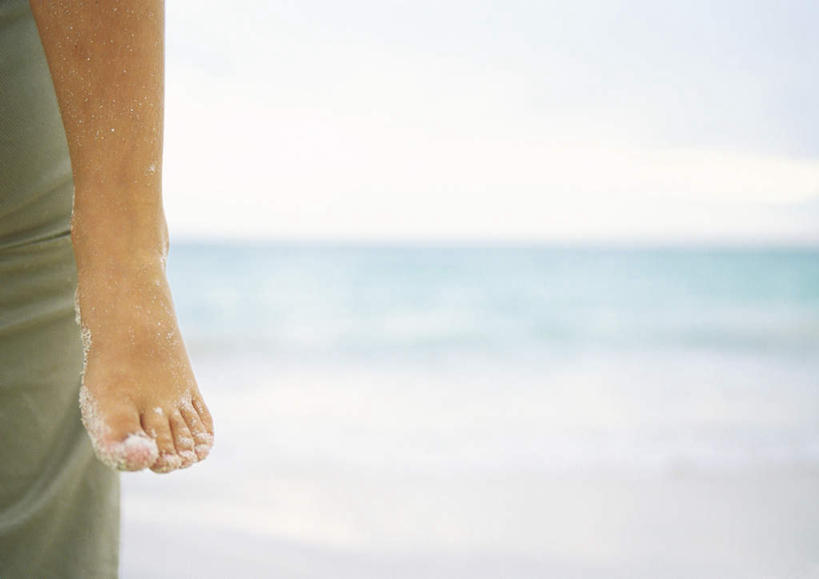 西方人,儿童,腿部,脚,脚趾,脚趾甲,腿,两个人,家庭,母亲,女儿,站,横图,室外,白天,正面,旅游,度假,纯洁,海浪,海洋,美景,沙滩,欧洲,欧洲人,朦胧,模糊,沙子,海岸,景观,浪花,沙地,注视,娱乐,小孩,自然,海水,观察,看,站着,享受,休闲,温暖,温馨,母女,一家人,赤脚,景色,放松,可爱,母爱,童年,童趣,观看,和睦,察看,关注,自然风光,海景,童真,烂漫,无邪,天真,年轻女性,女孩,女人,女性,白种人,孩子,年轻人,脚指甲,大海,风浪,海,海水的波动,海滩,近岸浪,涌浪,站立,半身,彩图,融洽,女生