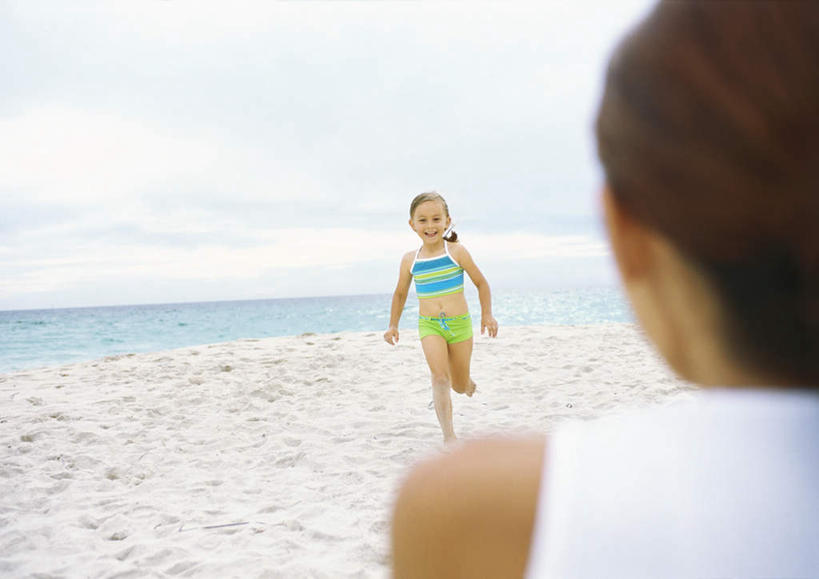 西方人,儿童,背部,两个人,家庭,母亲,女儿,坐,跑,笑,微笑,横图,室外,白天,正面,锻炼,旅游,度假,纯洁,运动,海浪,海洋,美景,沙滩,欧洲,欧洲人,沙子,海岸,景观,浪花,云,云朵,沙地,云彩,注视,娱乐,小孩,蓝色,白云,蓝天,天空,自然,海水,天,观察,看,享受,休闲,温暖,温馨,母女,一家人,景色,放松,可爱,母爱,童年,童趣,观看,和睦,察看,关注,自然风光,海景,童真,烂漫,无邪,体育,天真,年轻女性,女孩,女人,女性,白种人,孩子,年轻人,大海,风浪,海,海水的波动,海滩,近岸浪,涌浪,跑步,坐着,半身,彩图,健身,融洽,女生