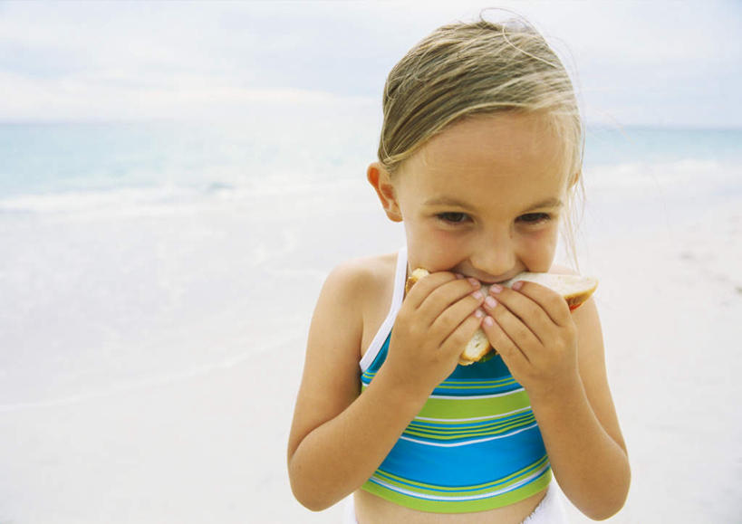 点心,面包,西方人,儿童,一个人,站,横图,室外,特写,白天,正面,旅游,度假,纯洁,海浪,海洋,美景,沙滩,欧洲,欧洲人,仅一个女性,仅一个人,朦胧,模糊,沙子,海岸,景观,浪花,食品,面点,沙地,拿,拿着,注视,娱乐,食物,糕点,小孩,自然,海水,观察,看,站着,仅一个小孩,享受,休闲,景色,放松,可爱,童年,童趣,观看,察看,关注,自然风光,海景,童真,烂漫,无邪,天真,女孩,女人,女性,白种人,孩子,大海,风浪,海,海水的波动,海滩,近岸浪,涌浪,站立,半身,彩图,女生