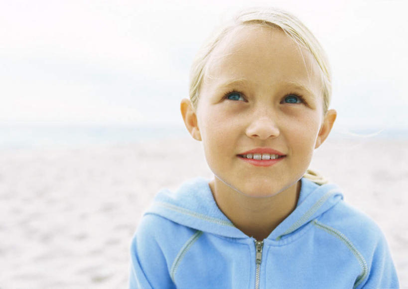 西方人,儿童,一个人,站,笑,微笑,露齿笑,横图,室外,特写,白天,正面,旅游,度假,纯洁,海浪,海洋,美景,沙滩,欧洲,欧洲人,仅一个女性,仅一个人,朦胧,模糊,沙子,海岸,景观,浪花,云,云朵,沙地,云彩,注视,娱乐,小孩,白云,天空,自然,海水,天,观察,看,站着,仅一个小孩,享受,休闲,景色,放松,可爱,童年,童趣,观看,察看,关注,自然风光,海景,童真,烂漫,无邪,天真,女孩,女人,女性,白种人,孩子,大海,风浪,海,海水的波动,海滩,近岸浪,涌浪,抬头,仰头,站立,半身,彩图,女生