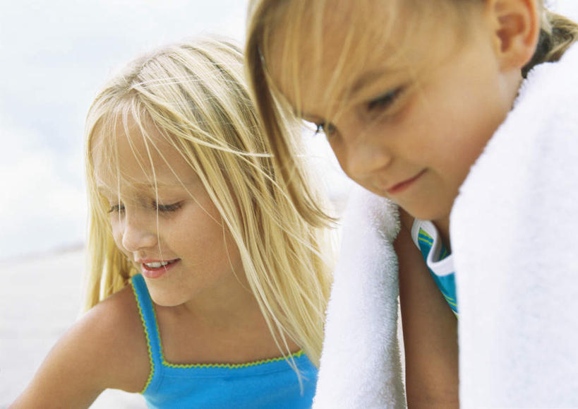 西方人,儿童,两个人,蹲,笑,微笑,露齿笑,横图,室外,特写,白天,侧面,旅游,度假,纯洁,海浪,海洋,美景,沙滩,欧洲,欧洲人,朦胧,模糊,沙子,海岸,景观,浪花,云,云朵,沙地,云彩,娱乐,小孩,白云,天空,自然,海水,天,享受,休闲,景色,放松,可爱,童年,童趣,自然风光,海景,童真,烂漫,无邪,天真,男孩,男人,男性,女孩,女人,女性,白种人,孩子,大海,风浪,海,海水的波动,海滩,近岸浪,涌浪,蹲着,半身,彩图,男生,女生