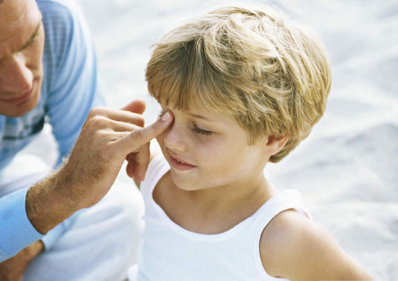 西方人,儿童,两个人,家庭,父亲,儿子,站,闭眼,横图,室外,特写,白天,侧面,旅游,度假,纯洁,美景,沙滩,欧洲,欧洲人,朦胧,模糊,沙子,海岸,景观,沙地,注视,娱乐,小孩,自然,观察,看,站着,享受,休闲,温暖,温馨,父子,一家人,手指,景色,放松,父爱,可爱,童年,童趣,观看,和睦,察看,关注,自然风光,童真,烂漫,无邪,天真,男孩,男人,男性,年轻男性,白种人,孩子,年轻人,海滩,闭眼睛,闭着眼,闭着眼睛,站立,半身,彩图,融洽,男生