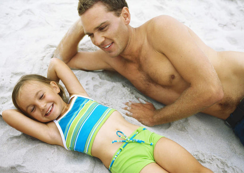 西方人,儿童,两个人,家庭,父亲,女儿,躺,笑,微笑,横图,俯视,室外,白天,旅游,度假,纯洁,美景,沙滩,欧洲,欧洲人,撑,朦胧,模糊,沙子,海岸,景观,沙地,娱乐,裸露,小孩,自然,享受,休闲,温暖,温馨,父女,一家人,景色,放松,父爱,可爱,童年,童趣,和睦,撑着,自然风光,裸,童真,烂漫,无邪,卧着,天真,男人,男性,年轻男性,女孩,白种人,孩子,年轻人,海滩,躺着,卧,半身,彩图,高角度拍摄,融洽,女生