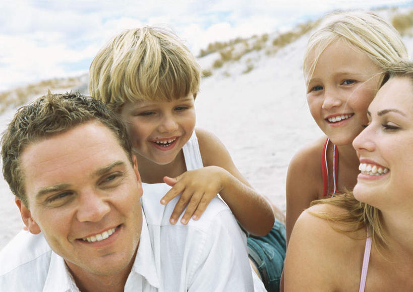 西方人,儿童,四个人,家庭,母亲,父亲,女儿,儿子,站,笑,微笑,露齿笑,横图,室外,白天,正面,旅游,度假,纯洁,海浪,海洋,美景,沙滩,欧洲,欧洲人,朦胧,模糊,沙子,海岸,景观,浪花,云,云朵,沙地,云彩,注视,娱乐,小孩,蓝色,白云,蓝天,天空,自然,海水,天,观察,看,站着,享受,休闲,温暖,温馨,父女,父子,母女,母子,一家人,景色,放松,父爱,可爱,母爱,童年,童趣,搭肩,观看,和睦,察看,关注,自然风光,海景,童真,烂漫,无邪,天真,男孩,男人,男性,年轻男性,年轻女性,女孩,女人,女性,白种人,孩子,年轻人,大海,风浪,海,海水的波动,海滩,近岸浪,涌浪,站立,半身,彩图,融洽,男生,女生