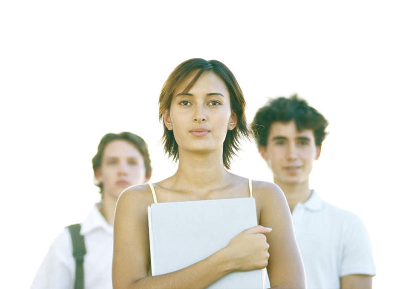 西方人,三个人,站,捧,笑,微笑,横图,室外,白天,正面,欧洲,欧洲人,云,云朵,记事本,云彩,注视,白云,天空,本子,笔记本,天,观察,看,站着,同学,观看,察看,校友,关注,同窗,学友,男人,男性,年轻男性,年轻女性,女人,女性,白种人,端,端着,捧着,手捧,站立,半身,彩图