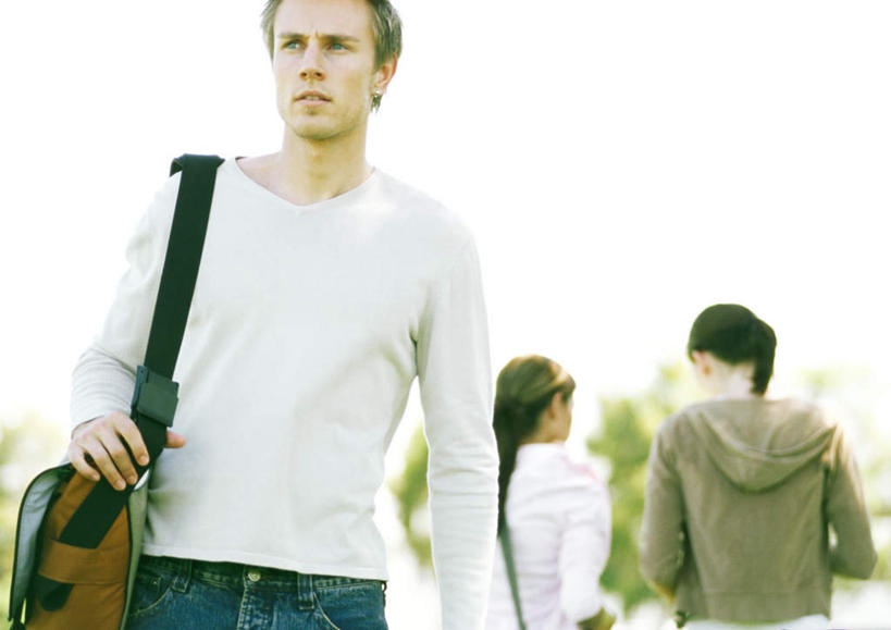 西方人,背部,三个人,站,横图,室外,白天,正面,植物,欧洲,欧洲人,朦胧,模糊,包,云,云朵,拿,云彩,拿着,注视,树,树木,绿色,白云,天空,自然,天,观察,看,站着,同学,生长,成长,观看,单肩包,察看,校友,关注,同窗,学友,男人,男性,年轻男性,年轻女性,女人,女性,白种人,站立,半身,彩图