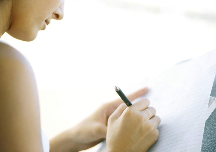 西方人,一个人,坐,横图,室外,白天,侧面,欧洲,欧洲人,仅一个年轻女性,仅一个女性,仅一个人,写,服装,朦胧,模糊,笔,办公用品,记事本,圆珠笔,拿,拿着,注视,休闲装,文具,衣服,本子,笔记本,学习用品,观察,看,休闲,休闲服,服饰,观看,文具用品,察看,关注,年轻女性,女人,女性,白种人,坐着,半身,彩图